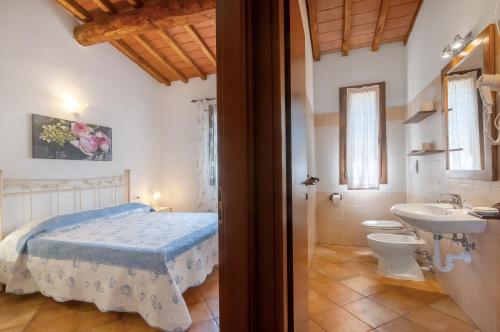 una camera da letto con un letto, un lavandino e un WC di Appartamenti i Tigli 2 a Capoliveri
