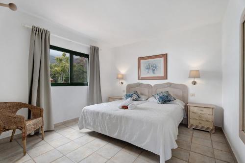 a bedroom with a white bed and a window at La Villa La Palma- 2 dormitorios A in Los Barros