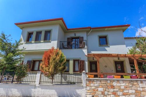 Gallery image of Milina's Cozy Riverside Apartments in Milína