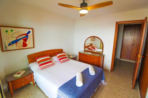 1 dormitorio con cama y espejo en 1 min a pie Playa San Juan - Increíbles vistas al mar - 4 habs - Gran terraza - Urbanización con piscina padel y tenis, en Alicante