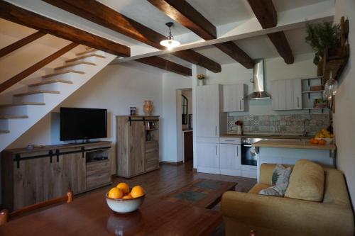 een keuken en een woonkamer met een bank en een tafel bij Casa Selvaggia in Badolato