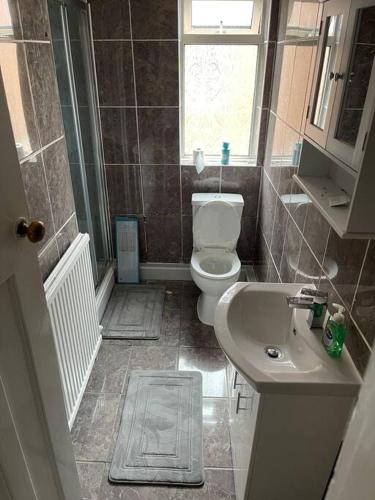 a bathroom with a toilet and a sink at Ideal Location for Work/Fun/Food/Holidays/Gym in Peterborough