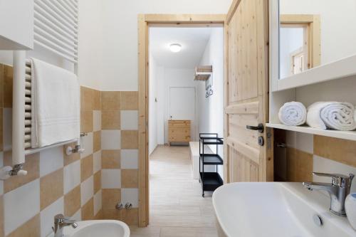 Fiumaretta di AmegliaAppartamento 3的浴室里有两个洗手池和一面镜子