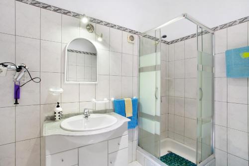 Un baño con lavabo y ducha en Cantinho Solpraia, en Porto Santo