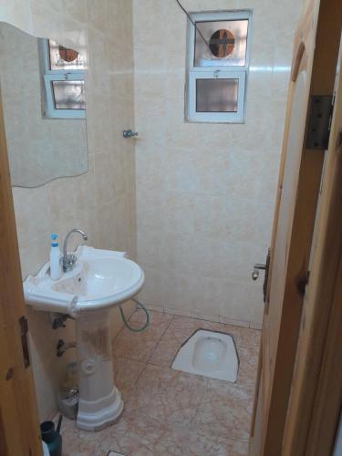een badkamer met een wastafel en een toilet bij منزل ابو يوسف القضاه in Ajloun