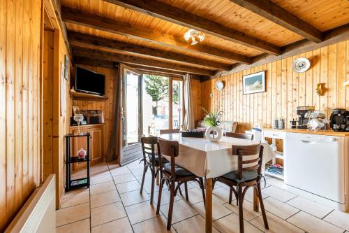 une cuisine et une salle à manger avec une table et des chaises dans l'établissement Villa Terre Océan Côte Atlantique 4, à Soulac-sur-Mer