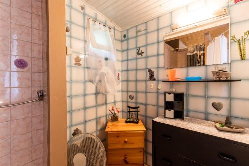 eine kleine Küche mit blauen Fliesen an der Wand in der Unterkunft Villa Terre Océan Côte Atlantique 4 in Soulac-sur-Mer