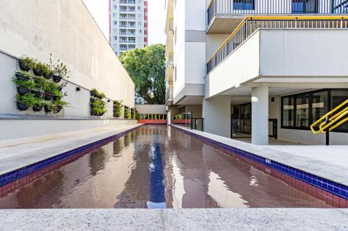 een lege straat voor een gebouw bij Xtay BK30 Santana - Apartamentos decorados próximos ao metrô in Sao Paulo