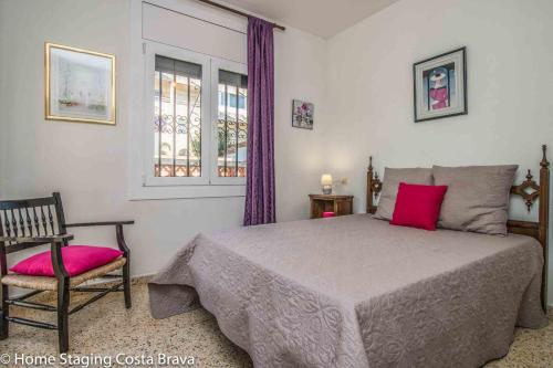 Postel nebo postele na pokoji v ubytování 137- Empurialola-Casa de vacaciones con piscina privada en Empuriabrava