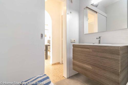 Koupelna v ubytování 137- Empurialola-Casa de vacaciones con piscina privada en Empuriabrava