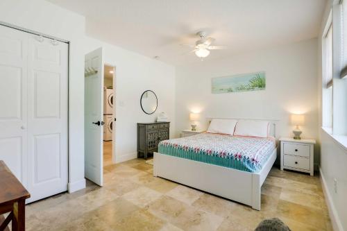 1 dormitorio con cama, mesa y ventana en Chic Coastal Cottage with Fire Pit Walk to Pier!, en St. Augustine Beach
