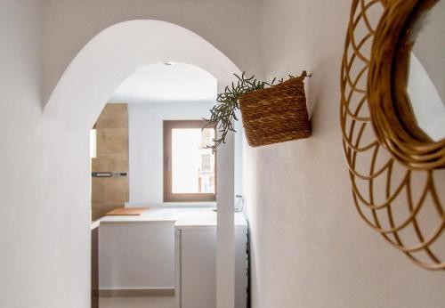 eine Küche mit einem Kühlschrank und einem Spiegel in der Unterkunft Alonis Suites Old Town - Trinitat 2 in Villajoyosa