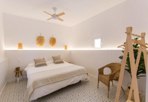 1 dormitorio con 1 cama y ventilador de techo en Alonis Suites Old Town Penthouse, en Villajoyosa