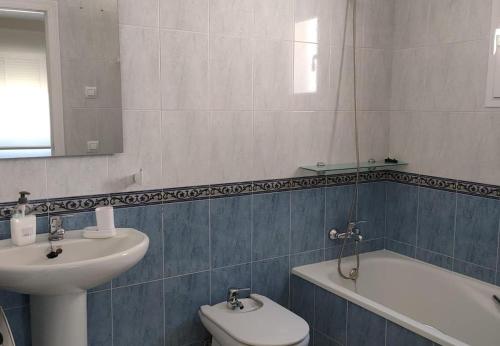 y baño con lavabo, aseo y bañera. en Alonis Suites Premium Villas Onaer, en Callosa de Ensarriá