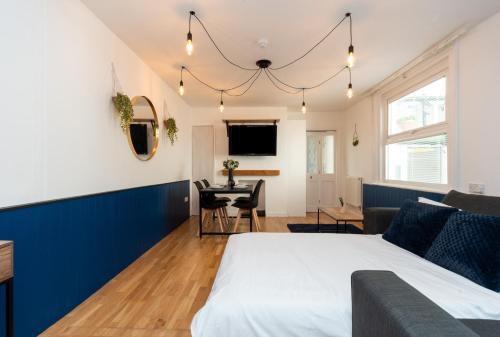 una camera con letto e un soggiorno di Coastal Modern One Bedroom Apartment Free Parking a Great Yarmouth