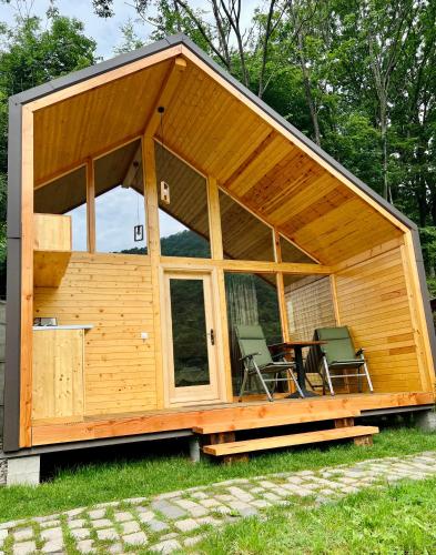 オルショバにあるCabana Bahna 2の大きな木造家屋(椅子2脚、テーブル付)