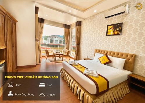 a hotel room with a bed and a table at Rồng Vàng Resort in Tri Tôn