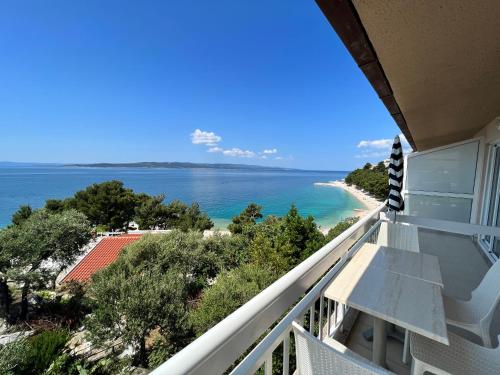 balcón con vistas al océano en Villa Gradina, en Baška Voda