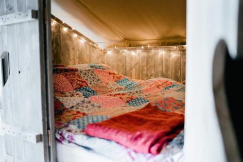 Una cama o camas en una habitación de Under the Oak Glamping