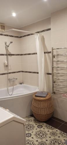 Apartamentai Dorė في نيدا: حمام مع حوض استحمام ودش ومرحاض