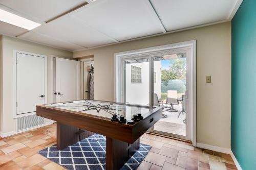 a home office with a pool table in a room at Casa Alegre in San Antonio