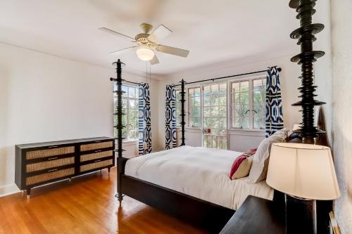 a bedroom with a bed and a ceiling fan at Casa Alegre in San Antonio