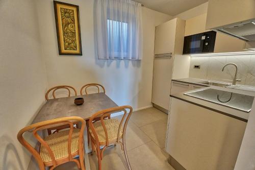 Kuchyň nebo kuchyňský kout v ubytování Apartments Bagar