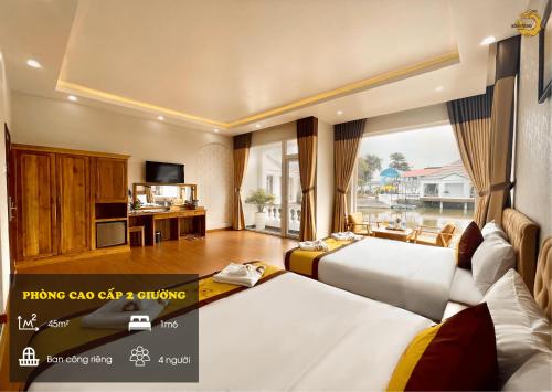 Cette chambre comprend deux lits et une télévision. dans l'établissement Rồng Vàng Resort, à Tri Tôn