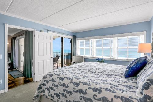 Postel nebo postele na pokoji v ubytování Ocean-view condo with a scenic balcony & W/D - pool and beach access
