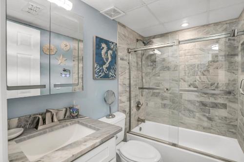 Koupelna v ubytování Ocean-view condo with a scenic balcony & W/D - pool and beach access