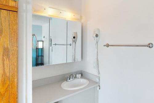 y baño con lavabo y espejo. en Skipjack Resort & Marina #404, en Marathon