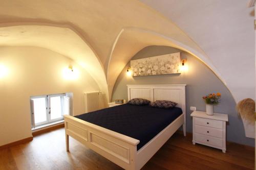 スペッキアにあるCasa nel Borgoのアーチ型天井のベッドルーム1室