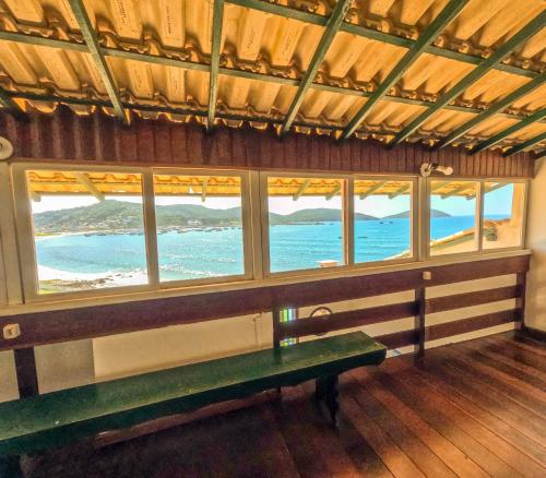 Habitación con ventanas y vistas al océano. en Espetacular! Casa de Praia em Arraial do Cabo, en Arraial do Cabo