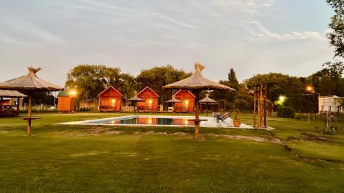 een resort met een zwembad en een huis bij El Remanso Gouin in Carmen de Areco