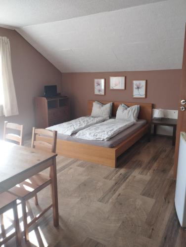 Un dormitorio con una cama y una mesa. en Apartmány Audy en Mníšek pod Brdy