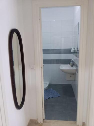 a bathroom with a mirror and a sink at Appartement propre près de l'ENIS in Sfax