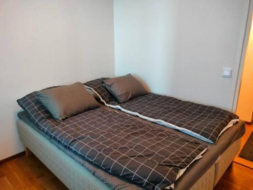 Postel nebo postele na pokoji v ubytování Cosy one bedroom apartment + free private parking