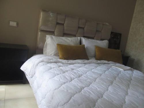 En eller flere senge i et værelse på Beautiful Apartment in Costa beach Bouznika