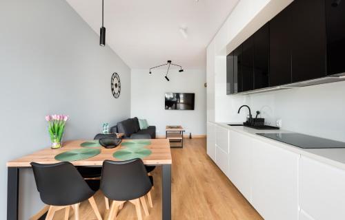 Wola Skwer Sunny Apartment by BookingHost