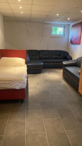 ein Wohnzimmer mit einem Sofa und einem Bett in der Unterkunft Ferienwohnung zwischen Wien und Tulln in Tulln