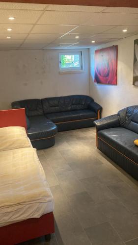 una sala de espera con sofás de cuero y un sofá en Ferienwohnung zwischen Wien und Tulln, en Tulln