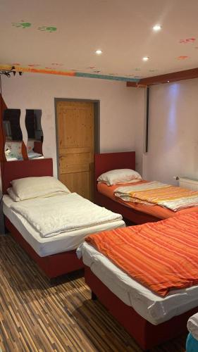 Habitación con 3 camas en una habitación en Ferienwohnung zwischen Wien und Tulln, en Tulln