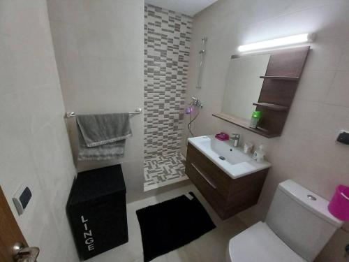 Et badeværelse på Beautiful Apartment in Costa beach Bouznika
