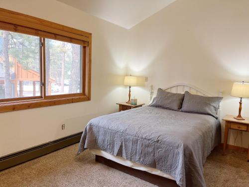Postel nebo postele na pokoji v ubytování Ponderosa B Cabin Suite