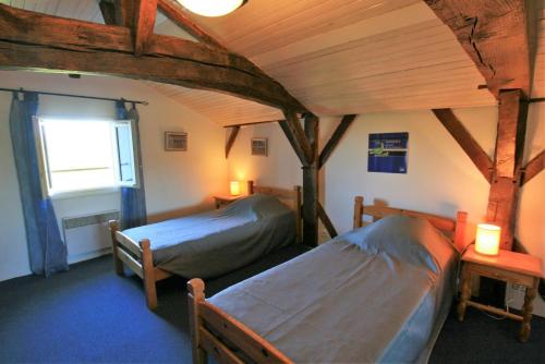 1 Schlafzimmer mit 2 Betten und einem Fenster in der Unterkunft Grand rimbez in Poyanne