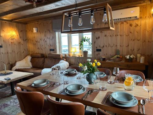 una sala da pranzo con tavolo e divano di Ingrid Rorbu, Å i Lofoten a Å
