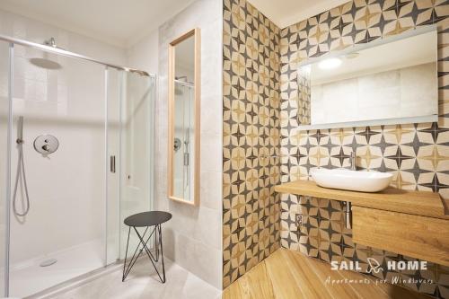 een badkamer met een wastafel en een glazen douche bij Sail Home in Campione del Garda