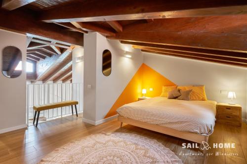 een slaapkamer met een kingsize bed op zolder bij Sail Home in Campione del Garda