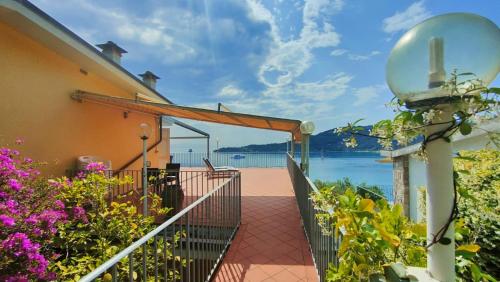 En balkong eller terrasse på La Terrazza sul Mare View