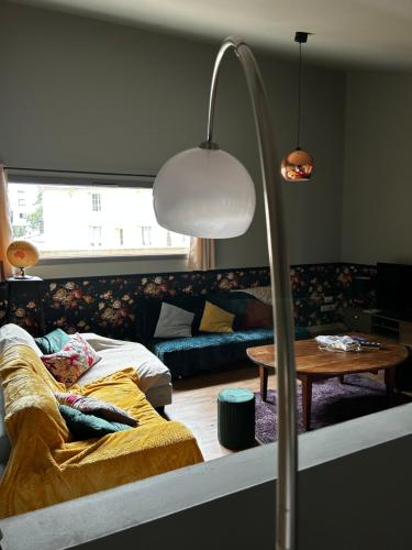 een woonkamer met een lamp en een bank bij COSA SARA in Niort